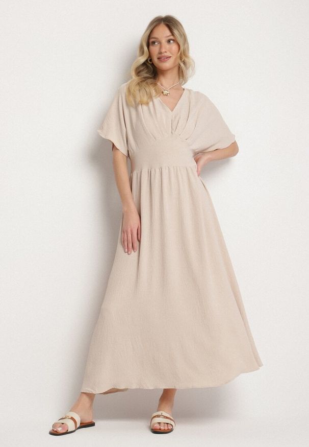 Born2be - Jasnobeżowa Rozkloszowana Sukienka z Gumką w Talii i Dekoltem w Serek Iffara. Okazja: do pracy, na co dzień, na spotkanie biznesowe. Typ kołnierza: dekolt w serek. Kolor: beżowy. Styl: casual, biznesowy