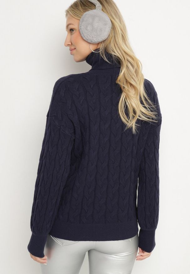 Born2be - Granatowy Sweter z Golfem w Warkoczowy Splot ze Ściągaczami Maraiwai. Typ kołnierza: golf. Kolor: niebieski. Wzór: ze splotem. Sezon: jesień