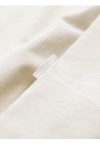 Ombre Clothing - Męski bawełniany t-shirt z abstrakcyjnym printem – kremowy V7. Kolor: kremowy. Materiał: bawełna. Wzór: nadruk. Sezon: lato. Styl: klasyczny #4