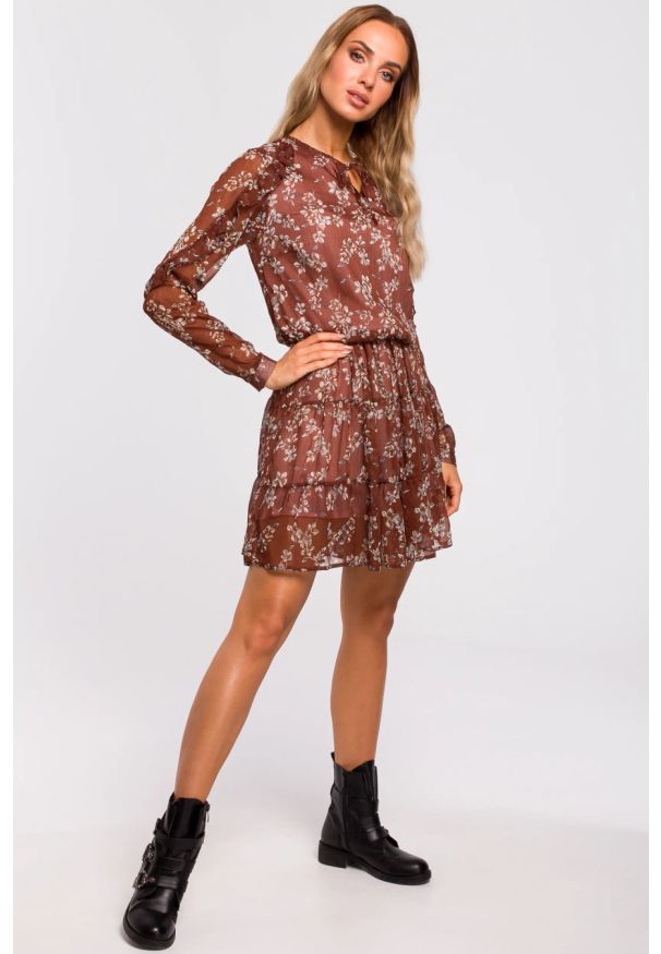 Sukienki.shop - Sukienka BOHO w kwiaty szyfonowa z falbankami brązowa. Typ kołnierza: kołnierz z falbankami. Kolor: brązowy. Materiał: szyfon. Długość rękawa: długi rękaw. Wzór: kwiaty. Styl: boho. Długość: mini