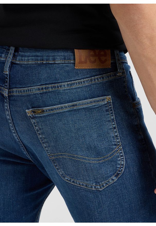 Lee - MESKIE SPODNIE LEE LUKE EAST NEW YORK 112346319. Okazja: na co dzień, na spotkanie biznesowe. Styl: casual, biznesowy, klasyczny