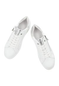 Białe Sneakersy Marco Tozzi Modne Obuwie Damskie Z Eleganckim Suwakiem. Okazja: na spacer, na co dzień. Zapięcie: zamek. Kolor: biały. Materiał: materiał. Szerokość cholewki: normalna. Sport: turystyka piesza #2