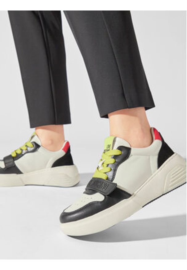 Love Moschino - LOVE MOSCHINO Sneakersy JA15395G1IIAB10A Écru. Materiał: skóra