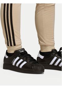 Adidas - adidas Spodnie dresowe adicolor SST KE2864 Beżowy Regular Fit. Kolor: beżowy. Materiał: syntetyk #8