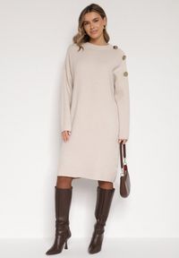 Born2be - Beżowa Sweterkowa Sukienka Pudełkowa Ozdobiona z Boku Guzikami Tustina. Okazja: na co dzień. Kolor: beżowy. Materiał: jeans. Wzór: aplikacja. Typ sukienki: proste. Styl: casual, elegancki #4