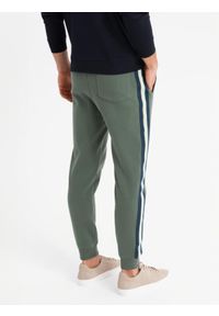 Ombre Clothing - Męskie dresowe spodnie z lampasami i ściągaczami na nogawkach – oliwkowe V2 OM-PASK-0258 - XXL. Kolor: oliwkowy. Materiał: dresówka. Wzór: aplikacja, kolorowy. Styl: retro, elegancki #12