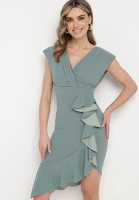 Born2be - Miętowa Sukienka o Kopertowym Kroju z Falbankami i Trójkątnym Dekoltem Tanilla. Okazja: do pracy, na randkę. Typ kołnierza: kołnierz z falbankami. Kolor: miętowy. Typ sukienki: kopertowe. Styl: elegancki #1