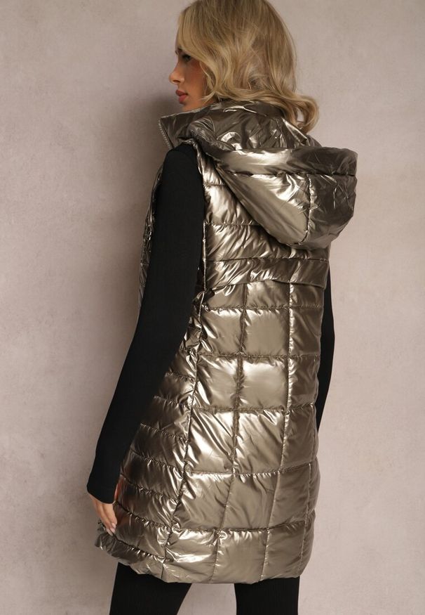 Renee - Złota Długa Kamizelka Lakierowana z Kapturem i Pikowaniem Suymea. Typ kołnierza: kaptur. Kolor: złoty. Materiał: lakier. Długość rękawa: bez rękawów. Długość: długie. Styl: klasyczny