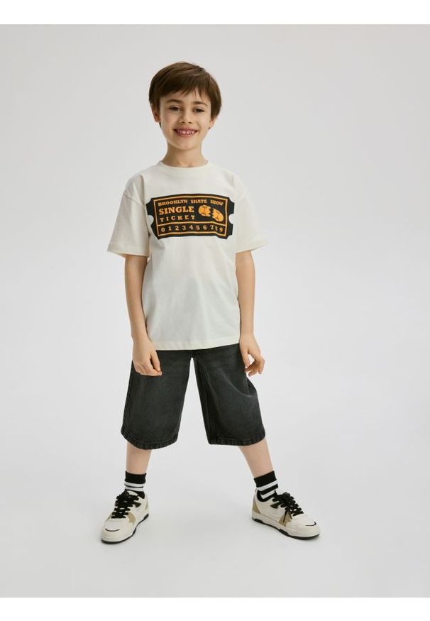 Reserved - T-shirt z nadrukiem - złamana biel. Materiał: dzianina, bawełna. Wzór: nadruk