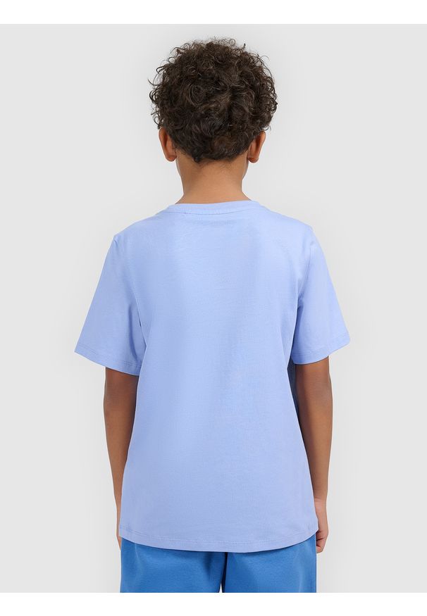 4f - 4F T-shirt regular z nadrukiem chłopięcy - niebieski 128 (7-8 lat). Okazja: na co dzień, na spacer, na uczelnię. Kolor: niebieski. Materiał: materiał, bawełna, dresówka, jeans. Wzór: nadruk. Sezon: lato. Styl: klasyczny, casual