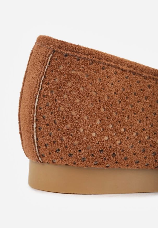 Renee - Brązowe Mokasyny VICES z Ażurową Cholewką i Frędzlami Hyrilea. Okazja: na co dzień. Kolor: brązowy. Materiał: jeans. Szerokość cholewki: normalna. Wzór: ażurowy. Styl: casual, street, boho