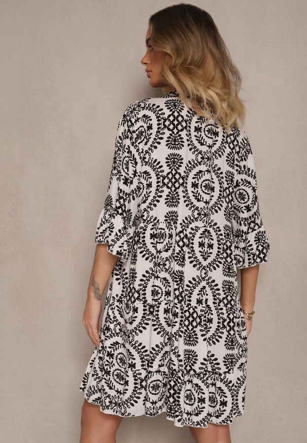 Renee - Biało-Czarna Sukienka z Bawełny o Rozkloszowanym Kroju Ozdobiona Guzikami Janivra. Okazja: na co dzień. Typ kołnierza: dekolt w kształcie V. Kolor: czarny. Materiał: bawełna. Wzór: aplikacja. Typ sukienki: rozkloszowane. Styl: casual, elegancki