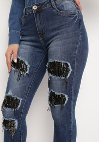 Born2be - Granatowe Jeansy Skinny z Dziurami Ozdobionymi Cyrkoniami Neeron. Kolor: niebieski. Wzór: aplikacja #3