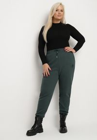 Born2be - Ciemnozielone Spodnie Dresowe z Bawełną z Kieszeniami i Gumką w Talii Ocieplane Futerkiem Poleeti. Okazja: na co dzień. Kolekcja: plus size. Kolor: zielony. Materiał: dresówka, futro, bawełna. Wzór: aplikacja. Styl: casual, elegancki #4