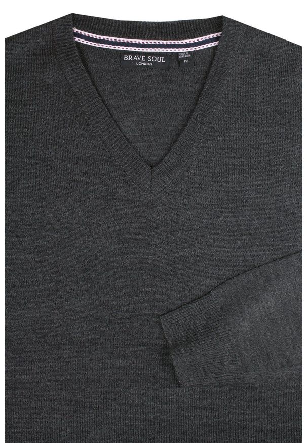 Męski Sweter w Serek (V-neck) - Brave Soul - Grafitowy. Okazja: do pracy, na spotkanie biznesowe, na co dzień. Typ kołnierza: dekolt w serek. Kolor: szary. Materiał: akryl. Styl: biznesowy, elegancki, casual