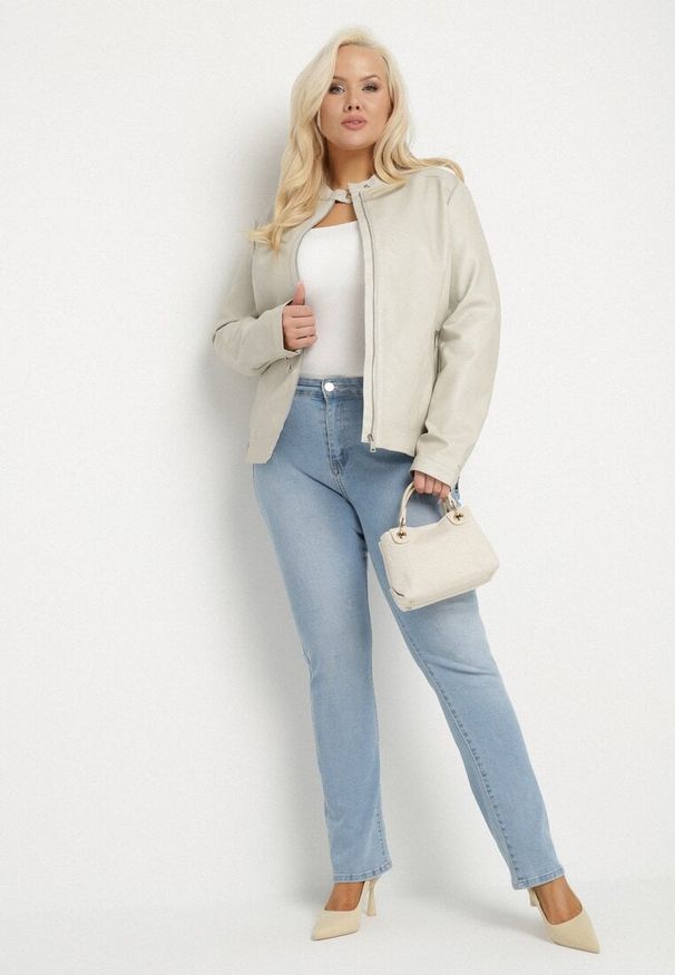 Born2be - Jasnobeżowa Kurtka Ramoneska Bez Kołnierzyka z Suwakami na Rękawach Rilinne. Okazja: na co dzień, na spacer. Typ kołnierza: bez kołnierzyka. Kolekcja: plus size. Kolor: beżowy. Sezon: wiosna. Styl: elegancki, casual