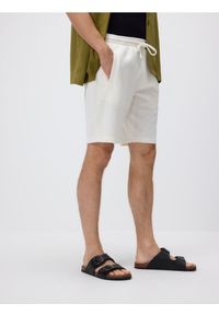 Reserved - Strukturalne szorty regular - złamana biel. Materiał: bawełna, dzianina #1