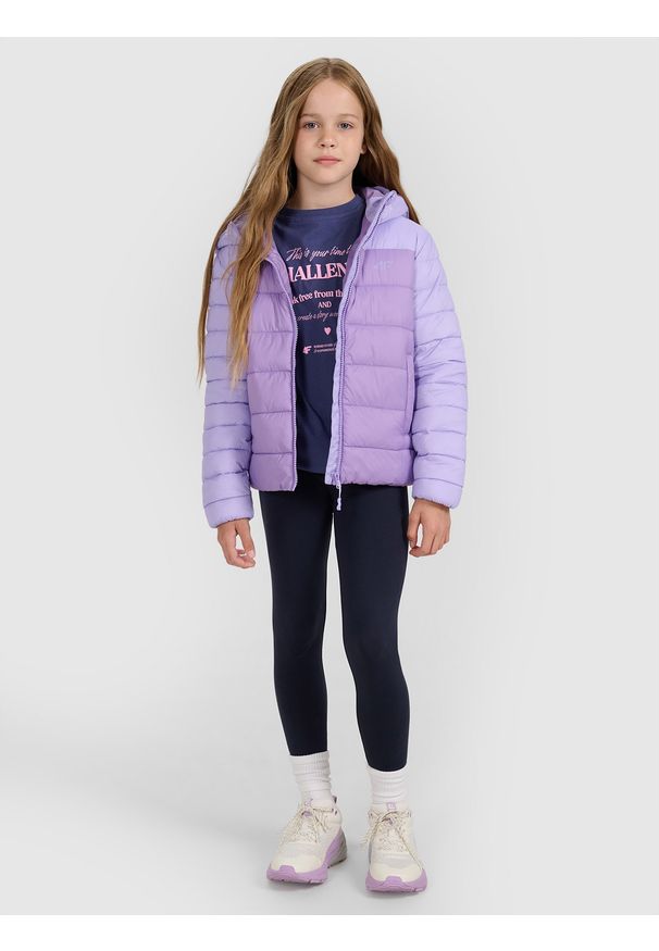 4f - 4F Kurtka puchowa z wypełnieniem syntetycznym dziewczęca - fioletowa 158 (12-13 lat). Okazja: na co dzień. Typ kołnierza: kaptur. Kolor: fioletowy. Materiał: puch, syntetyk. Długość: długie. Wzór: gładki. Sezon: lato. Styl: casual, klasyczny, sportowy