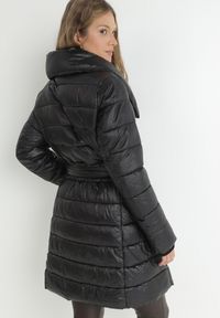 Born2be - Czarna Kurtka z Szerokim Kołnierzem i Wiązanym Paskiem Igbrase. Okazja: na co dzień. Kolor: czarny. Materiał: jeans, tkanina. Sezon: zima. Styl: casual, elegancki #3