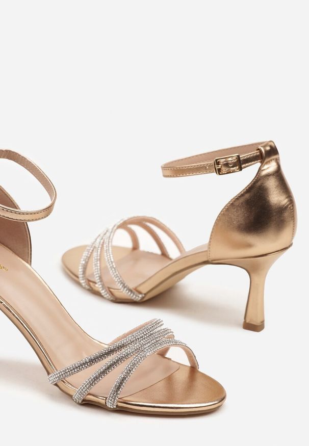 Born2be - Szampańskie Sandały Vices na Szpilce z Cyrkoniowymi Paskami Lumarise. Zapięcie: pasek. Kolor: złoty. Wzór: paski. Obcas: na szpilce. Styl: elegancki. Wysokość obcasa: średni