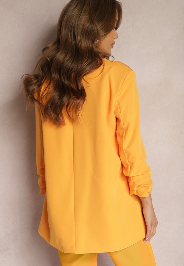 Renee - Pomarańczowa Marynarka Niezapinana z Marszczonymi Rękawami Orolea. Okazja: na co dzień, na spotkanie biznesowe. Kolor: pomarańczowy. Materiał: tkanina, koronka. Wzór: gładki, jednolity. Styl: casual, biznesowy, elegancki