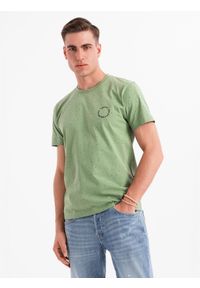 Ombre Clothing - Męski bawełniany t-shirt z nadrukiem i okrągłym dekoltem – zielony V4 - Rozmiar: L. Okazja: na co dzień. Kolor: zielony. Materiał: bawełna. Długość rękawa: krótki rękaw. Długość: krótkie. Wzór: nadruk. Sezon: wiosna, lato. Styl: casual, elegancki