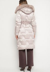 Born2be - Beżowa Pikowana Kurtka o Długim Kroju ze Ściągaczem w Talii i Kapturem Galita. Okazja: na co dzień. Kolor: beżowy. Materiał: dzianina, jeans, futro, poliester. Długość: długie. Styl: casual, elegancki #6