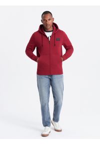 Ombre Clothing - Rozpinana męska bluza dresowa z kapturem i naszywką – czerwona V3 OM-SSZP-0140 - XXL. Okazja: na co dzień. Typ kołnierza: kaptur. Kolor: czerwony. Materiał: dresówka. Wzór: aplikacja. Styl: klasyczny, elegancki, casual #7