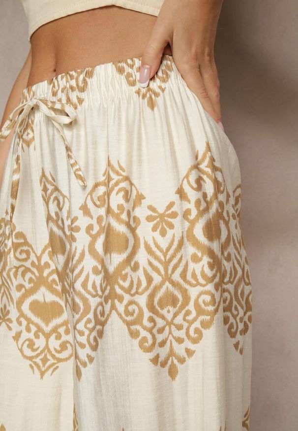 Renee - Beżowe Spodnie z Wiskozy o Szerokim Kroju High Waist ze Wzorem Boho Neolissea. Okazja: na spacer, na co dzień. Stan: podwyższony. Kolor: beżowy. Materiał: wiskoza. Sezon: lato. Styl: boho