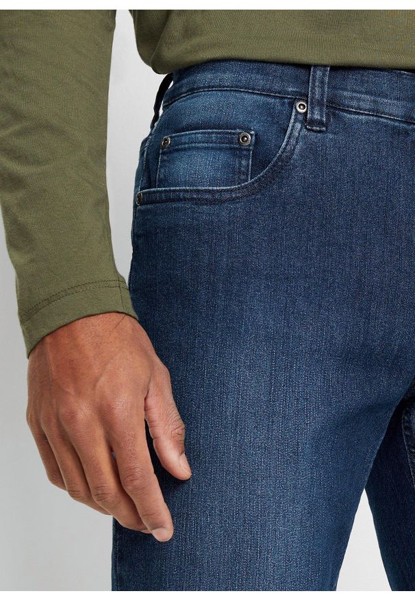 bonprix - Dżinsy ze stretchem slim fit straight. Kolor: niebieski