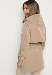 Born2be - Ciemnobeżowa Kurtka w Stylu Parki z Odpinanym Kapturem i Ozdobną Podszewką Ismerife. Okazja: na co dzień, na spacer. Kolor: beżowy. Styl: casual #4
