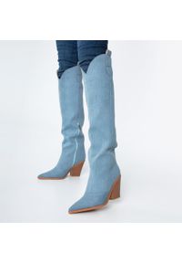 Wittchen - Kowbojki dżinsowe długie jasny niebieskie. Nosek buta: szpiczasty. Kolor: niebieski. Materiał: bawełna. Szerokość cholewki: normalna. Wzór: ze splotem. Obcas: na obcasie. Styl: elegancki. Wysokość obcasa: średni #3
