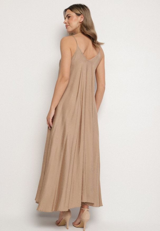 Born2be - Ciemnobeżowa Rozkloszowana Sukienka z Wiskozy z Cyrkoniami Ellitana. Okazja: na co dzień. Kolor: beżowy. Materiał: wiskoza. Sezon: lato. Styl: klasyczny, casual, elegancki