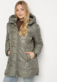 Born2be - Zielona Pikowana Kurtka o Prostym Kroju z Kapturem Nalarea. Okazja: na co dzień. Typ kołnierza: kaptur. Kolekcja: plus size. Kolor: zielony. Materiał: jeans, poliester, dzianina. Styl: klasyczny, casual, elegancki