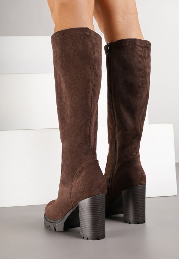 Renee - Brązowe Kozaki z Imitacji Zamszu na Obcasie Typu Słupek Rilaresa. Kolor: brązowy. Materiał: zamsz. Obcas: na obcasie. Wysokość obcasa: średni