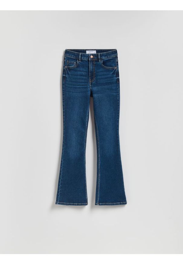 Reserved - Jeansy flare z krótszą nogawką - granatowy. Kolor: niebieski. Długość: krótkie