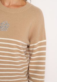 Born2be - Jasnobrązowy Sweter z Wiskozą w Paski Ozdobiony Cyrkoniami Nevetalle. Kolor: brązowy. Materiał: wiskoza. Wzór: aplikacja, paski. Sezon: zima #3