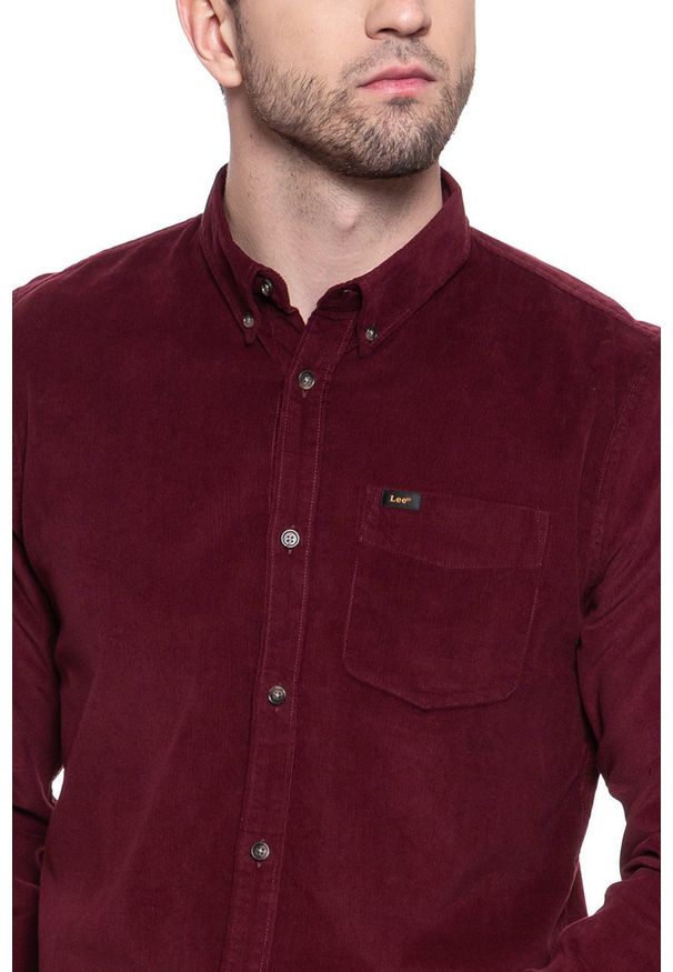 Lee - KOSZULA LEE BUTTON DOWN BURGUNDY L880MRMF 112123268. Typ kołnierza: button down. Materiał: materiał