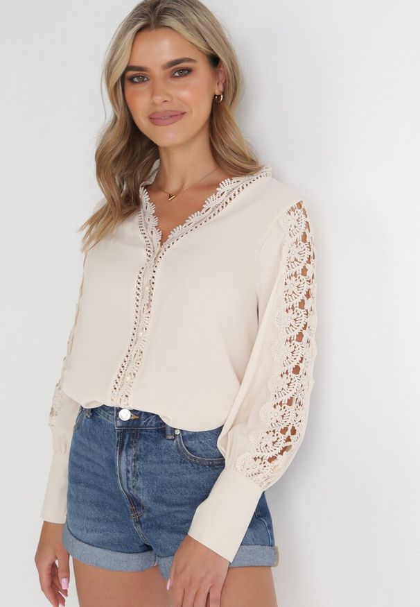 Born2be - Jasnobeżowa Koszula z Koronkowym Rękawem i Dekoltem Audrina. Kolor: beżowy. Materiał: koronka. Długość rękawa: długi rękaw. Długość: długie. Sezon: jesień, wiosna