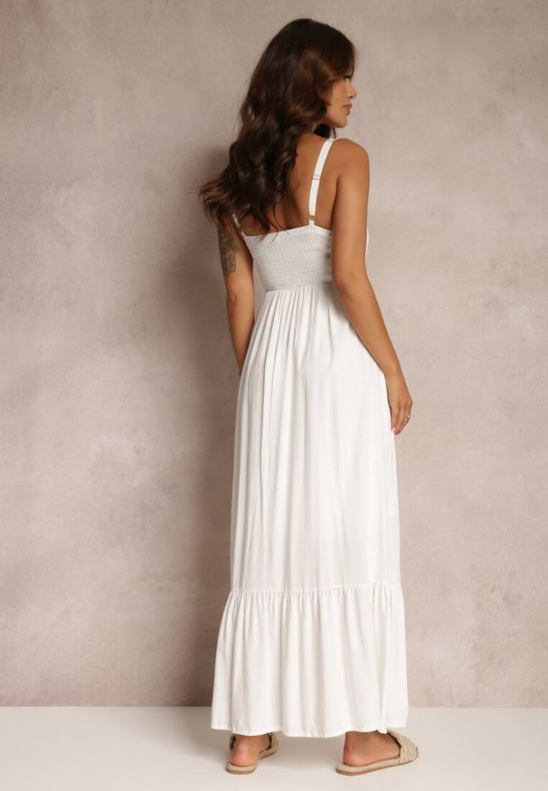 Renee - Biała Sukienka Chryazire. Okazja: na randkę. Kolor: biały. Materiał: koronka, tkanina. Długość rękawa: na ramiączkach. Wzór: koronka, aplikacja, gładki. Długość: maxi