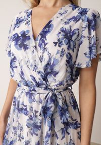 Born2be - Niebieska Kopertowa Sukienka w Kwiaty z Wiązanym Paskiem i Brokatem Hilingea. Okazja: na imprezę, do pracy, na co dzień. Kolor: niebieski. Wzór: kwiaty. Typ sukienki: kopertowe. Styl: casual, elegancki. Długość: midi #3