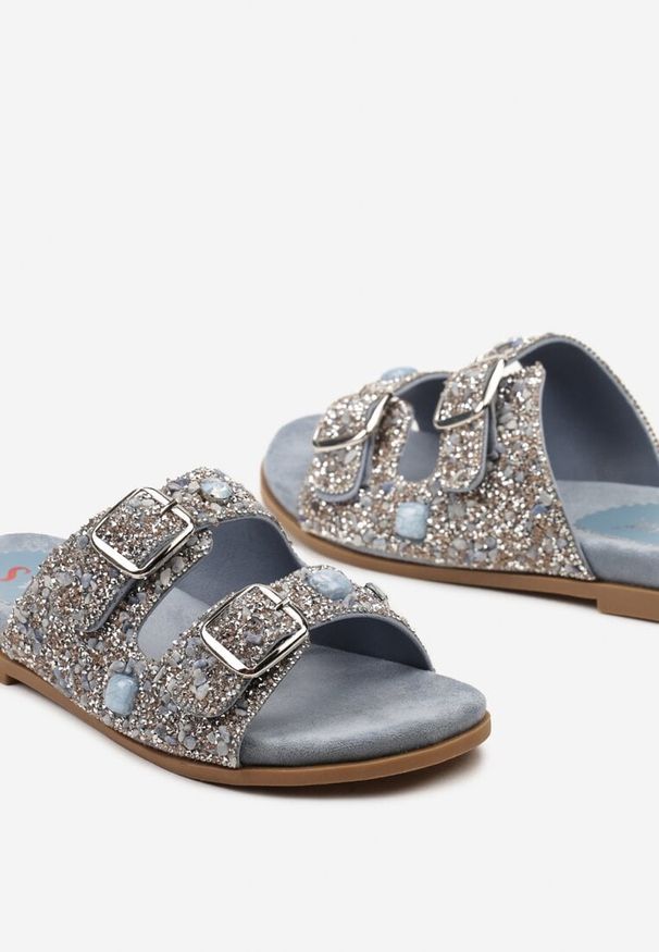 Renee - Niebieskie Klapki ze Sprzączkami Ozdobione Cyrkoniami i Kryształkami Elisnella. Okazja: na co dzień. Kolor: niebieski. Materiał: jeans, len. Wzór: aplikacja. Sezon: lato. Styl: casual, elegancki