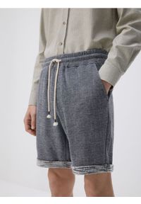 Reserved - Strukturalne szorty regular - granatowy. Kolor: niebieski. Materiał: bawełna, dzianina