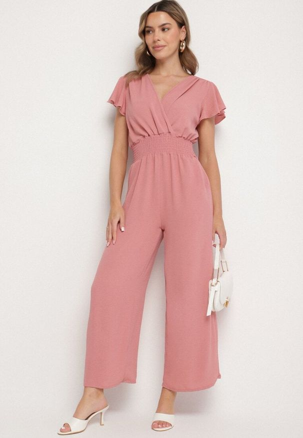 Born2be - Różowy Kombinezon z Kopertowym Dekoltem i Szeroką Gumką w Pasie Evimevi. Okazja: na co dzień. Kolor: różowy. Długość rękawa: krótki rękaw. Długość: krótkie. Styl: casual