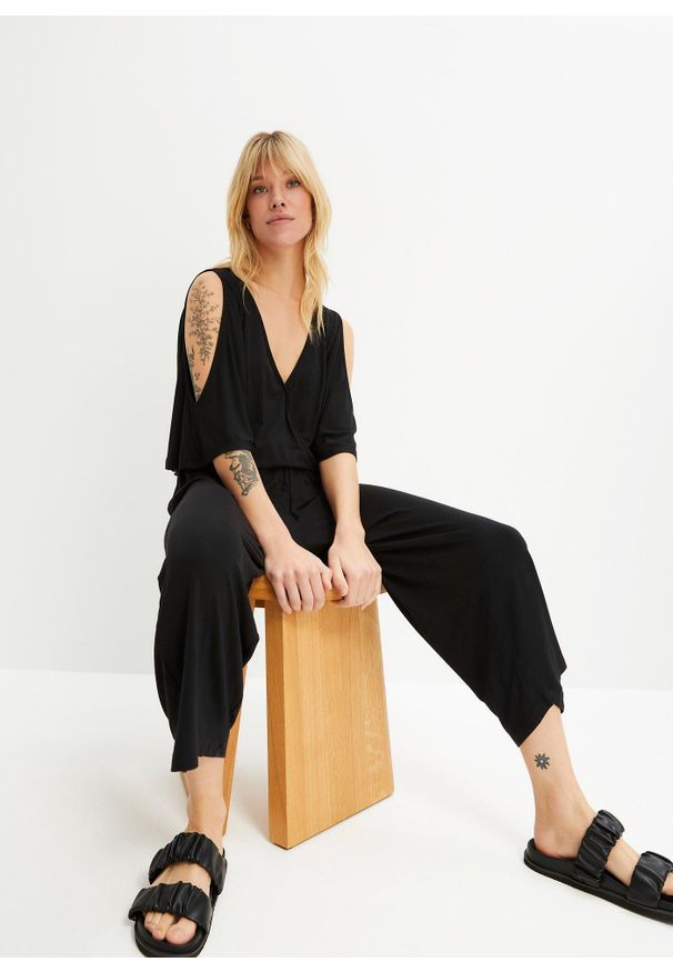 bonprix - Kombinezon z dżerseju z lejącej wiskozy. Kolor: czarny. Materiał: jersey, wiskoza. Wzór: aplikacja