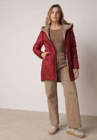 Born2be - Czerwona Pikowana Kurtka Przejściowa Parka z Kapturem o Długim Kroju z Ozdobą Isaline. Okazja: na co dzień. Typ kołnierza: kaptur. Kolor: czerwony. Materiał: poliester, dresówka. Długość: długie. Wzór: aplikacja. Styl: casual, klasyczny #7