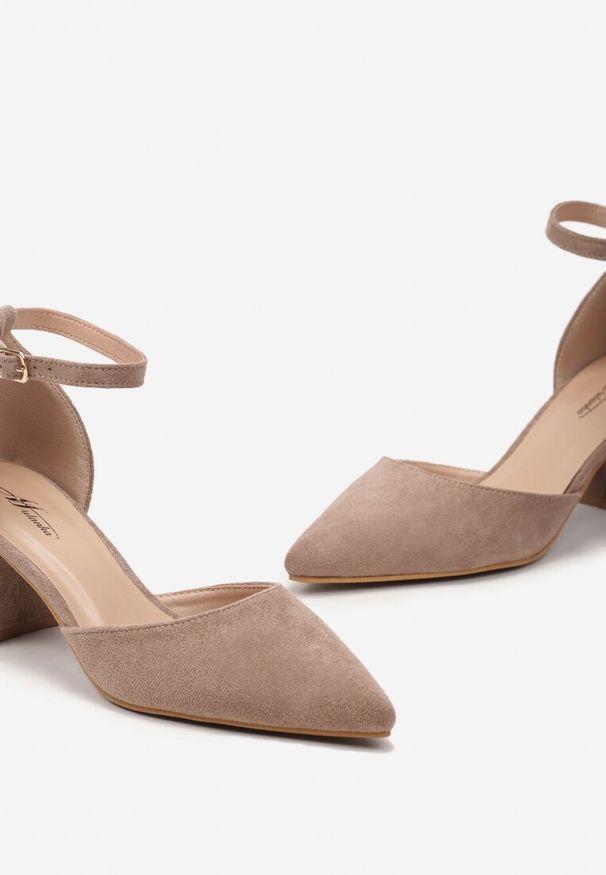 Born2be - Ciemnobeżowe Czółenka na Obcasie Zapinane Wokół Kostki ze Szpiczastym Noskiem Sigra. Nosek buta: szpiczasty. Kolor: beżowy. Obcas: na obcasie. Styl: klasyczny. Wysokość obcasa: średni