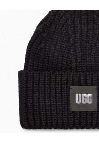 Ugg - UGG - Czarna czapka Chunky Rib Beanie. Kolor: czarny. Materiał: dzianina. Wzór: aplikacja, ze splotem