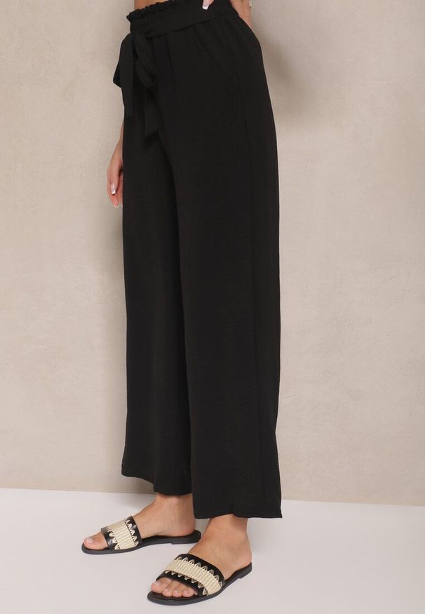 Renee - Czarne Spodnie z Wiskozą o Szerokim Kroju High Waist z Wiązaniem Ivelwia. Stan: podwyższony. Kolor: czarny. Materiał: wiskoza. Sezon: lato