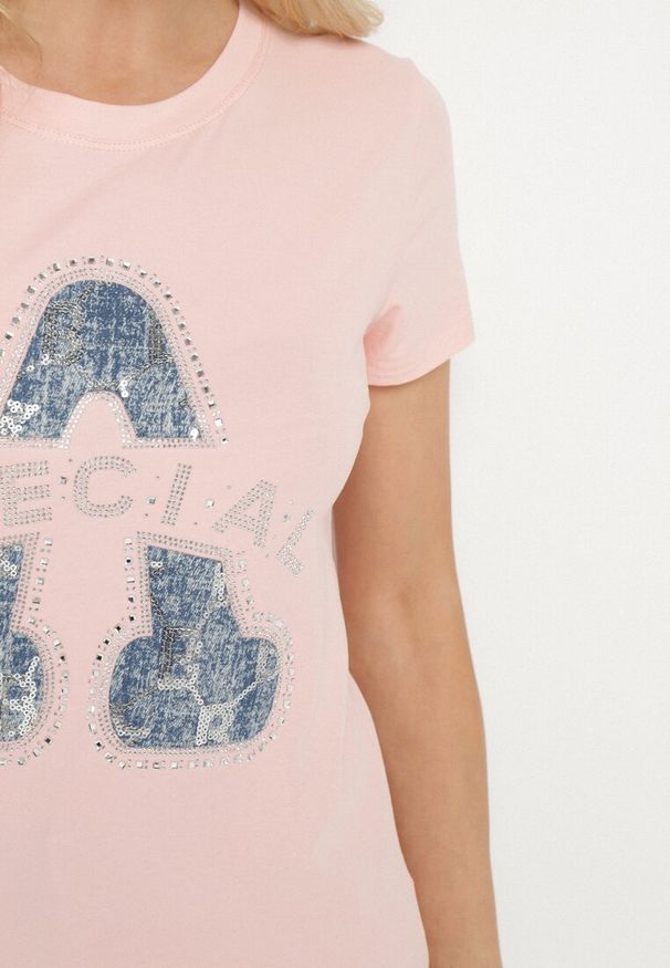 Born2be - Różowy Bawełniany T-shirt Ozdobiony Napisem i Cyrkoniami Isnorea. Okazja: na co dzień. Kolor: różowy. Materiał: bawełna. Wzór: aplikacja, napisy. Styl: glamour, casual